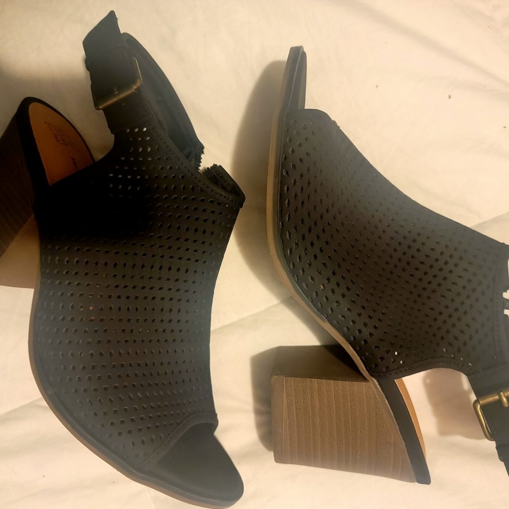 NWOT heels - Picture 4 of 8